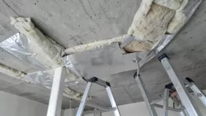 czy dawać folię pod wełnę na stropie betonowym