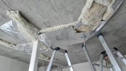 czy dawać folię pod wełnę na stropie betonowym