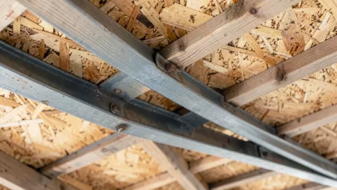 Jak wzmocnić strop drewniany