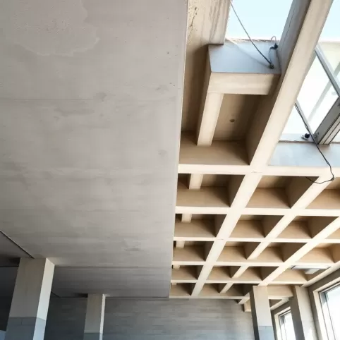 Jaki strop tańszy lany czy Teriva