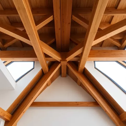 Jakie belki na strop drewniany 8m