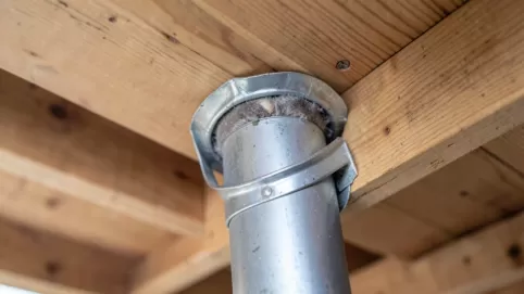 Przejście komina przez strop drewniany